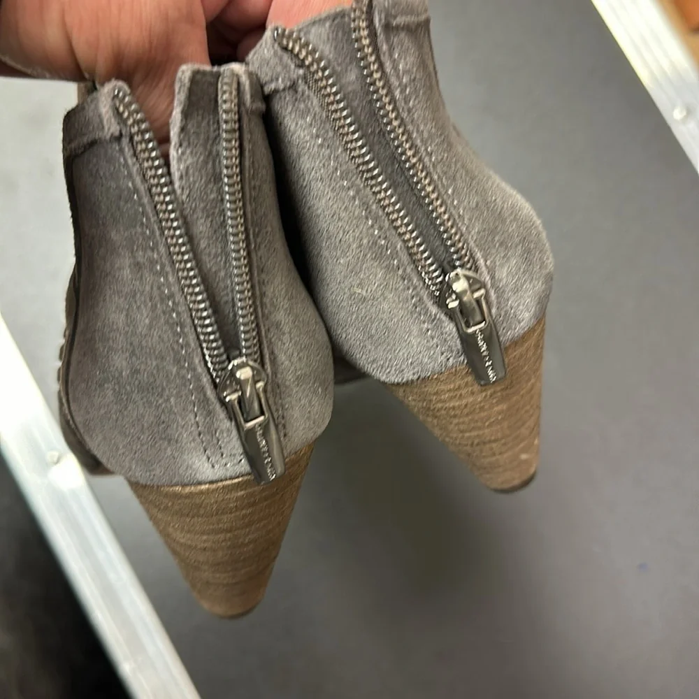 Vince Camuto size 7 M